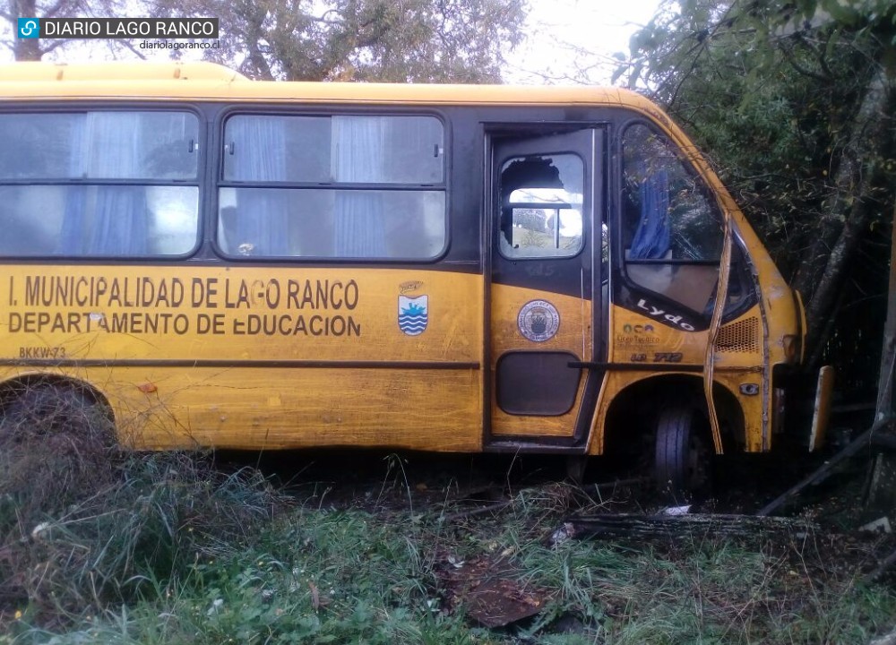 Bus escolar sin estudiantes chocó camino a Pitriuco