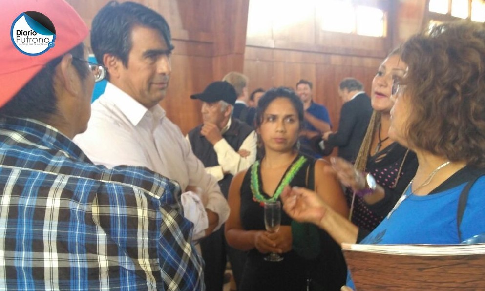 "¿Y nosotros cuándo?": La incómoda pregunta que debieron responder alcalde e intendente en Isla Huapi