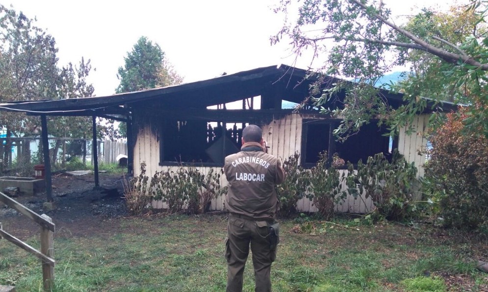 Labocar investiga incendio que consumió casa de veraneo en Llifén