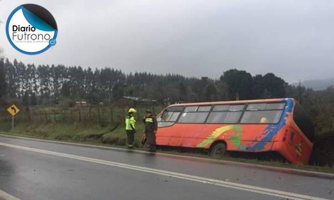 Bus cayó a una zanja en la ruta Futrono-Reumén