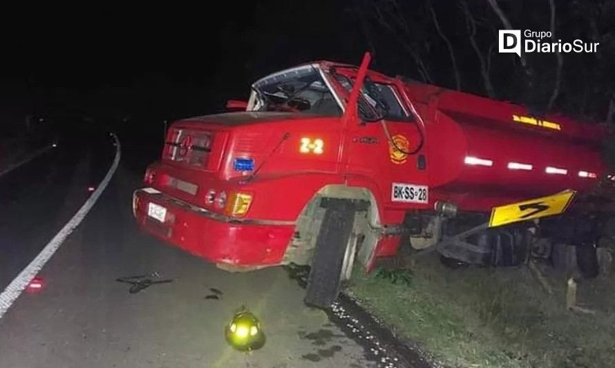 Vehículo de Bomberos sufre accidente en ruta Curiñanco 