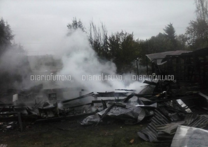 Tres personas damnificadas dejó incendio que destruyó una casa en Loncopán