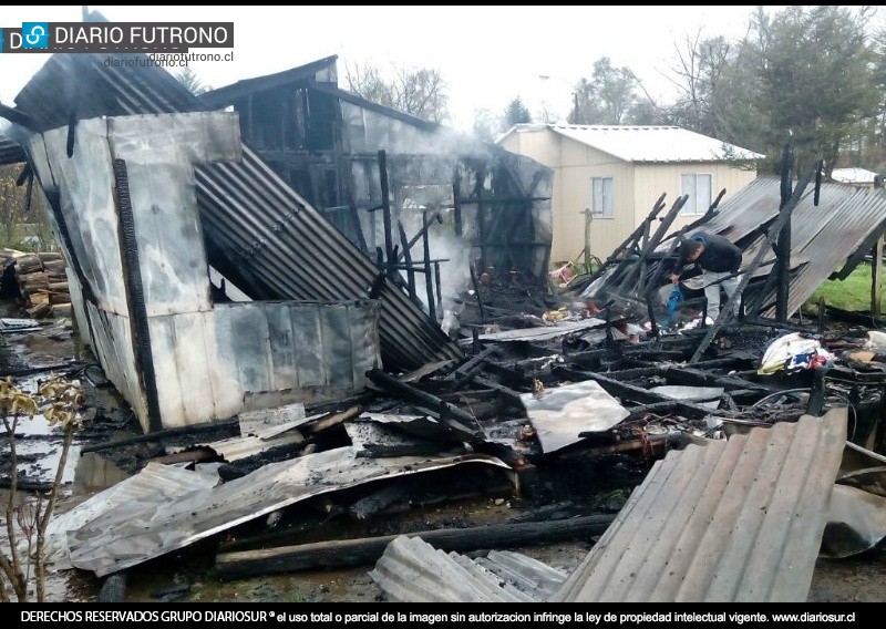 Futrono: Incendio en Nontuelá consumió una vivienda y deja a 8 personas damnificadas