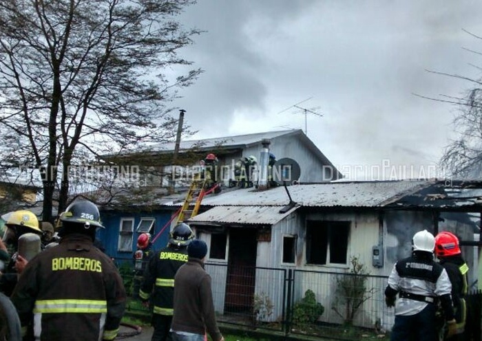 Una vivienda destruida y otras dos con daños dejó incendio en sector norte de Paillaco