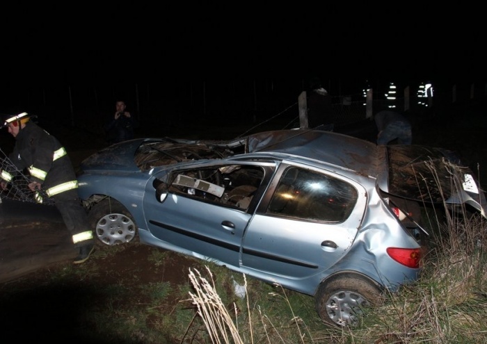 Desconocido chocó, abandonó el auto y arrancó entre los matorrales