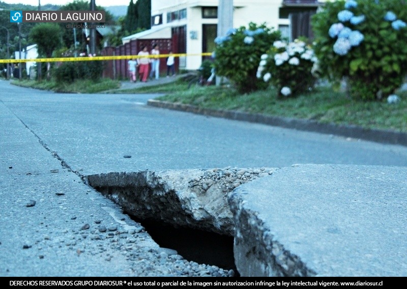 Deformación de pavimento mantiene cerrada calle Ecuador en Los Lagos