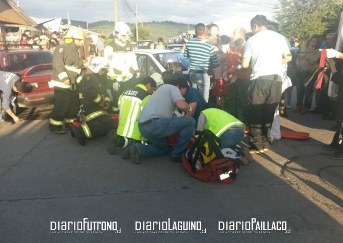 Tras colisión en Paillaco: Una mujer y dos menores fueron derivados a Valdivia para descartar lesiones