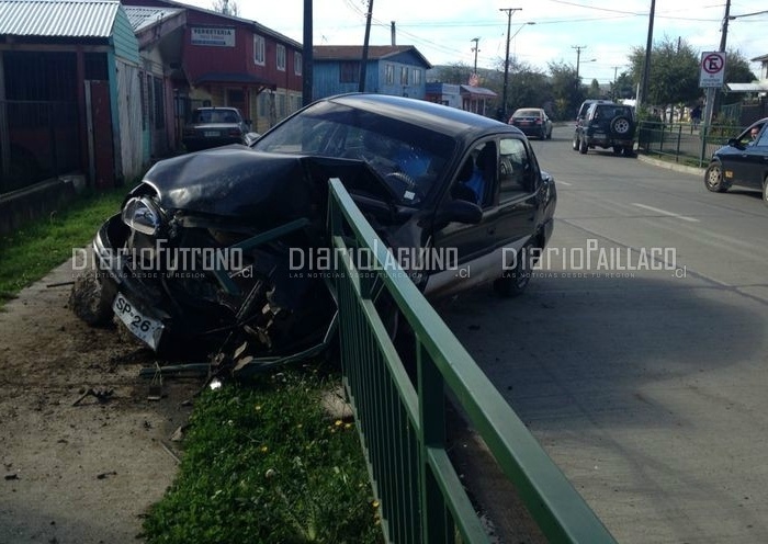 Automóvil quedó incrustado en las barreras de contensión de calle Pérez Rosales en Paillaco
