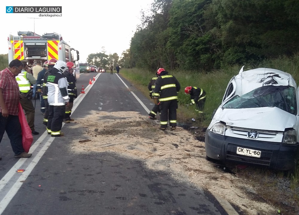 Vehículo volcó con 3 adultos y 2 niños en camino que une Nontuelá con Los Lagos