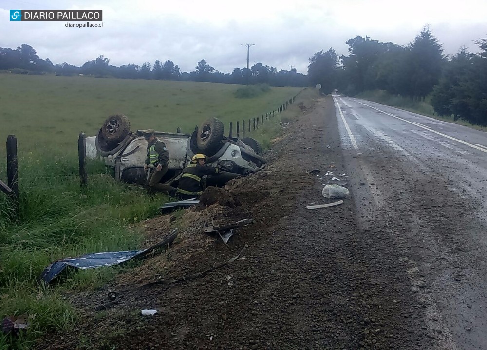 Nuevo accidente en ruta Reumén Futrono: camioneta volcó de campana