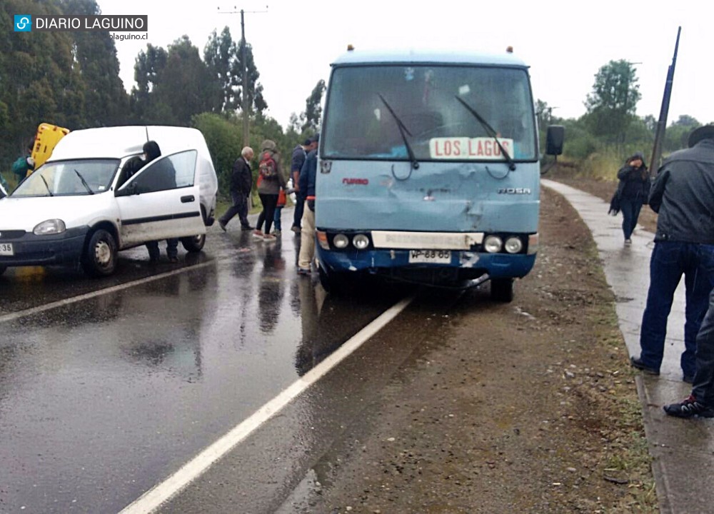 Dos personas lesionadas deja colisión entre bus y furgón en Los Lagos