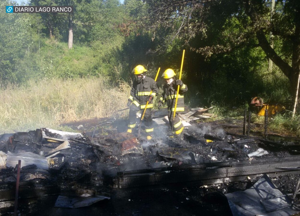 Vivienda resultó completamente destruida en incendio en Lago Ranco