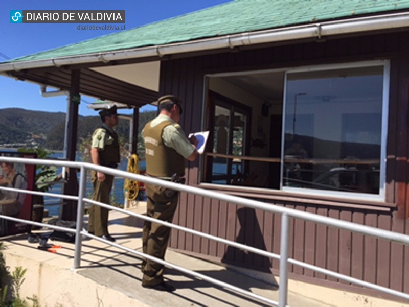 Antisociales fueron sorprendidos en pleno robo de cafetería en Corral