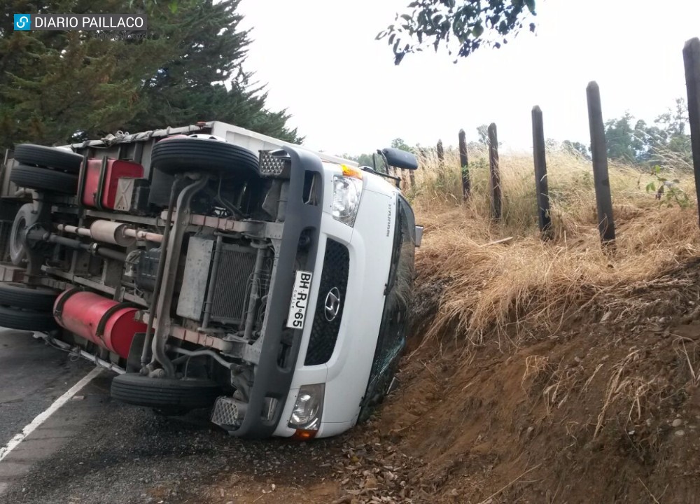 Nuevo accidente en ruta Reumén – Futrono: camión tres cuartos volcó con dos ocupantes