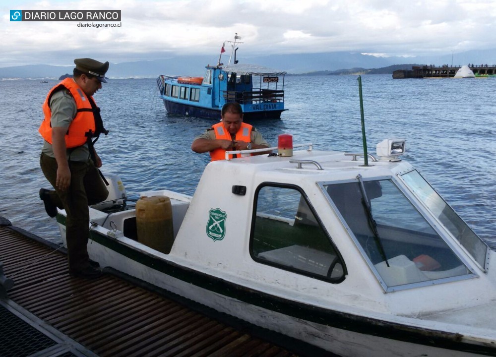 Carabineros rescató a dos jóvenes que zozobraron en el Lago Ranco