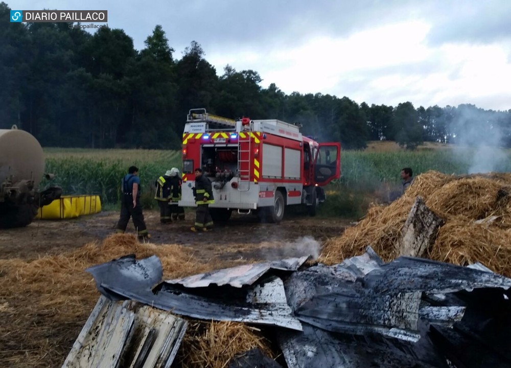 Bomberos de Futrono continúan trabajando en incendio en Fundo Eduviges