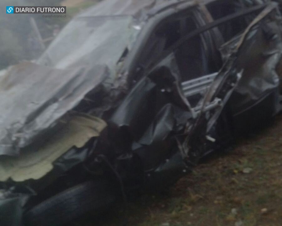  Jeep volcó entre Llifén y Futrono con dos ocupantes en su interior