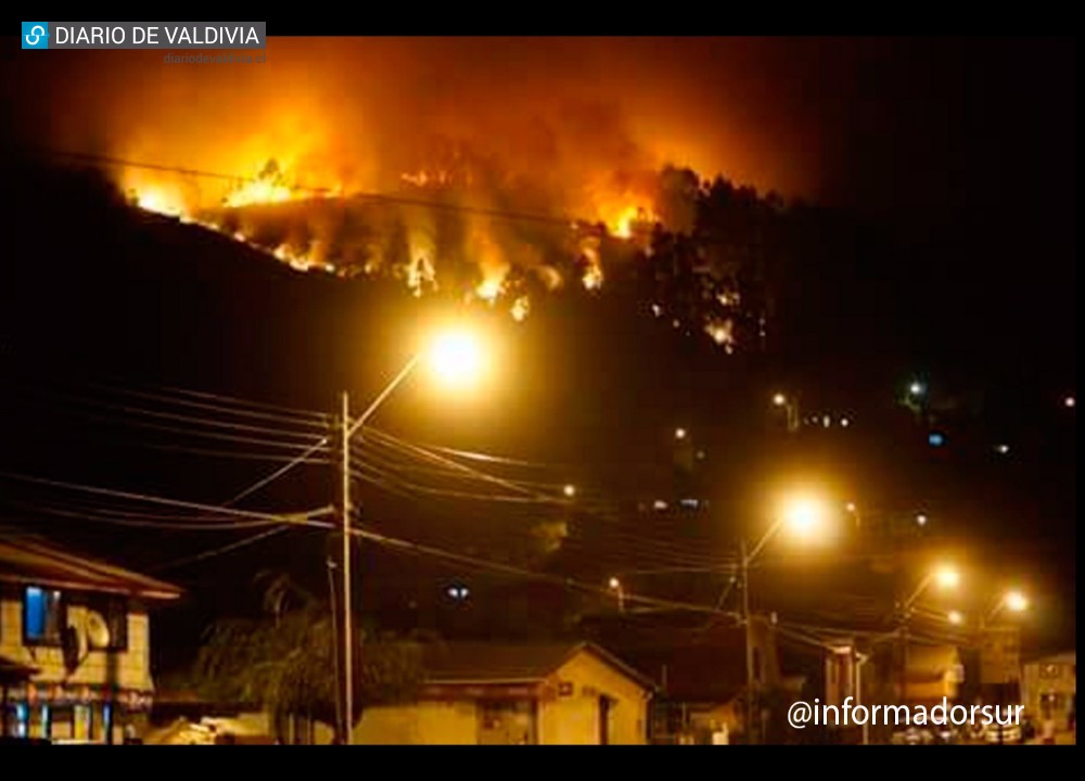 Bomberos y Hospital de Corral en alerta por incendio que se aproxima a 40 viviendas del puerto