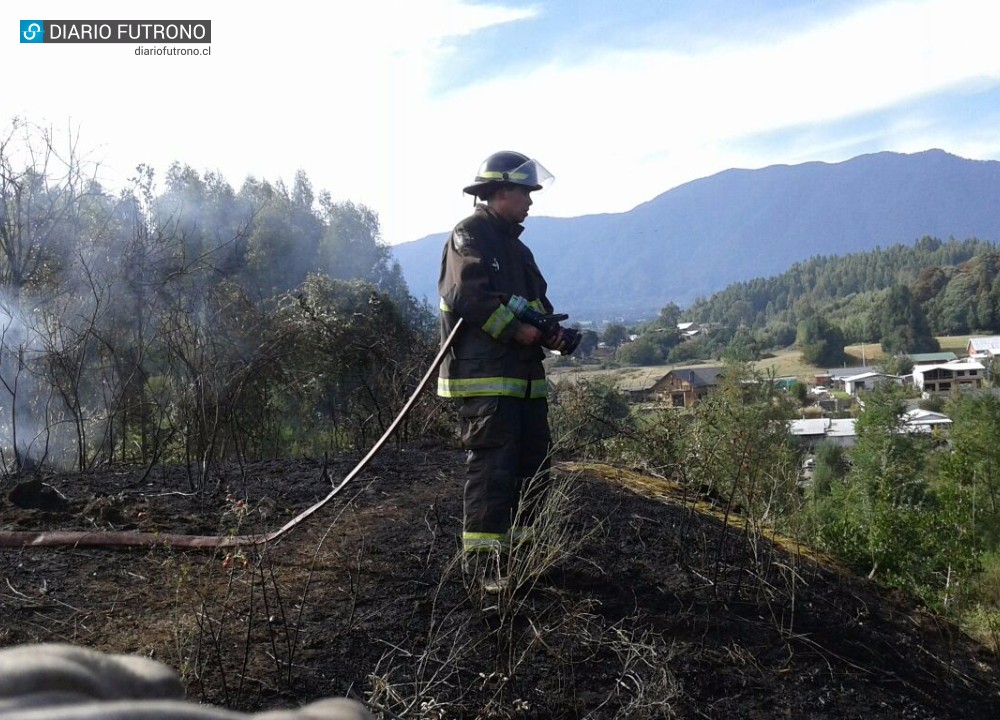 Bomberos de Futrono trabaja en la extinción de pastizales que arden en El Portal