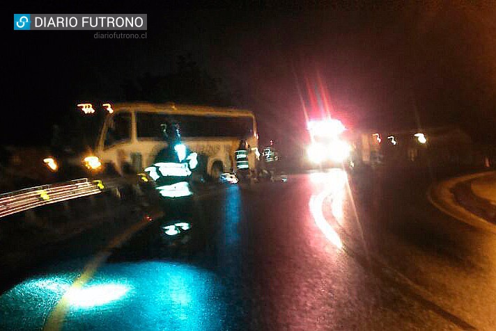 Futrono: Bus con 18 adultos mayores  chocó con barrera de contención