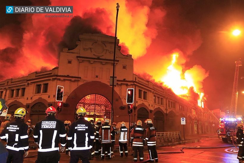 Temuco de luto: Esta noche ardió su histórico Mercado Municipal