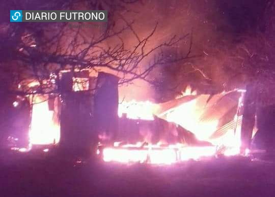 Futrono: Incendio consumió por completo vivienda en Pumol Alto