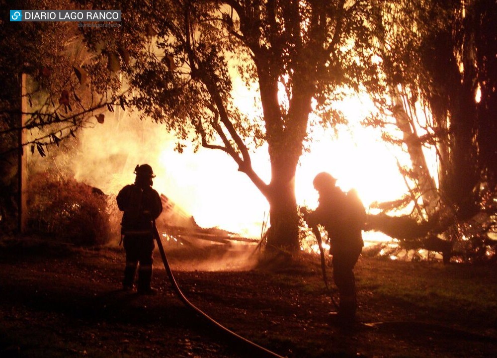 Cuidador de predio en Riñinahue perdió su casa en voraz incendio