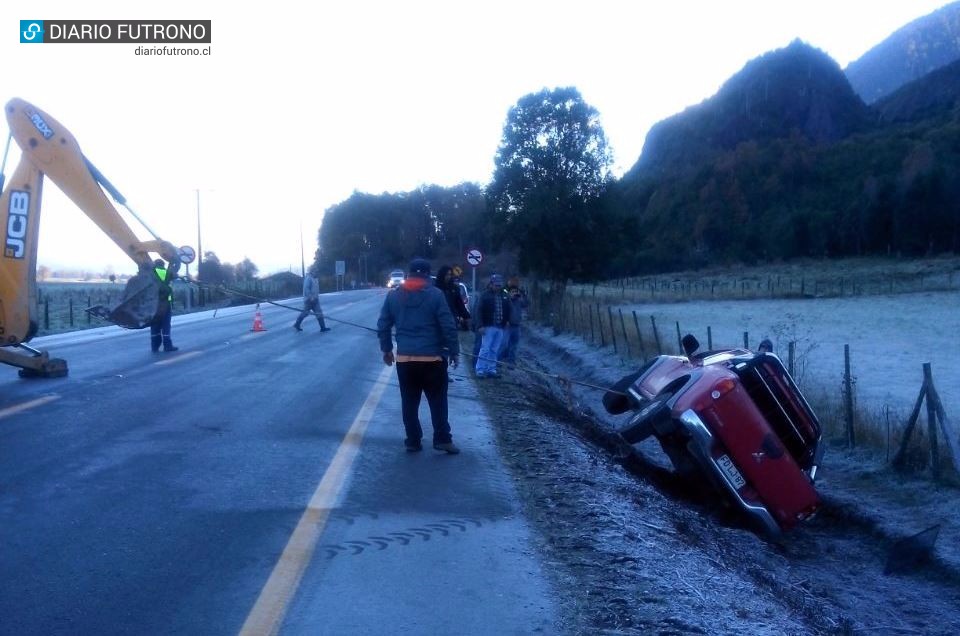 Trampa de hielo: Esta vez camioneta volcó en sector Golfo Azul