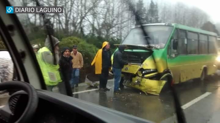14 lesionados leves deja accidente entre bus  que se dirigía a Valdivia y camión