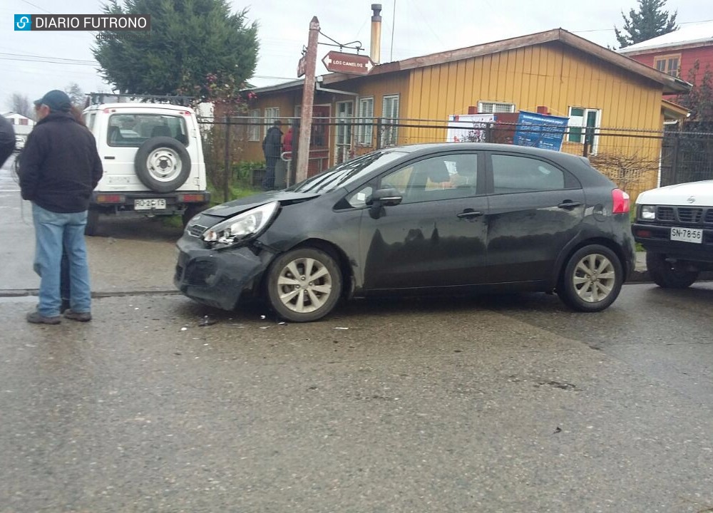 Choque en Los Castaños causó severos daños a un automóvil