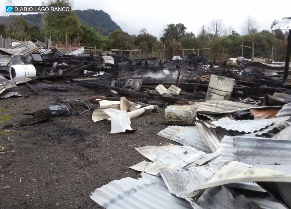 Lago Ranco: Cinco personas damnificadas tras voraz incendio en sector Quirrasco