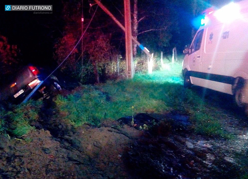 Poste de luz evitó que camioneta cayera a un barranco en Futrono