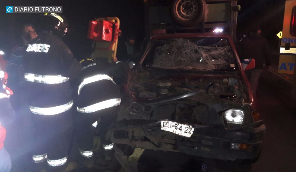 5 lesionados tras fuerte colisión de dos vehículos en cercanías de cruce Pumol