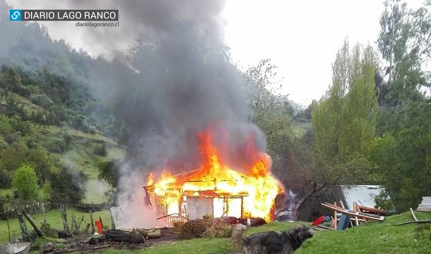 Lago Ranco: Vivienda terminó consumida por las llamas en Calcurrupe Alto