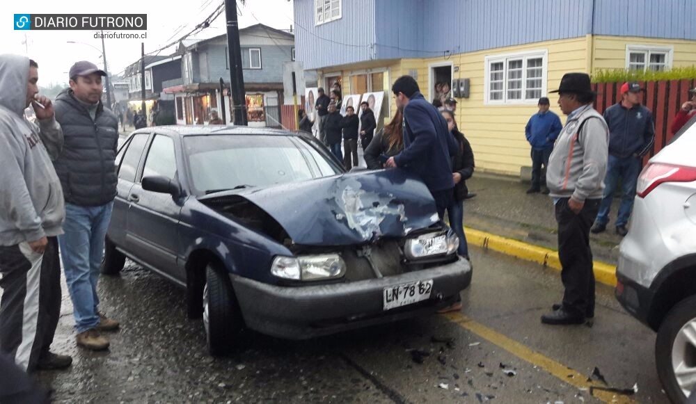 Automóvil y taxi protagonizaron colisión en pleno centro de Futrono