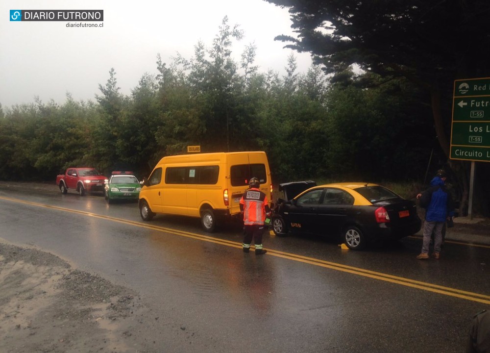 Taxi colisionó por alcance a furgón escolar en sector Los Chilcos