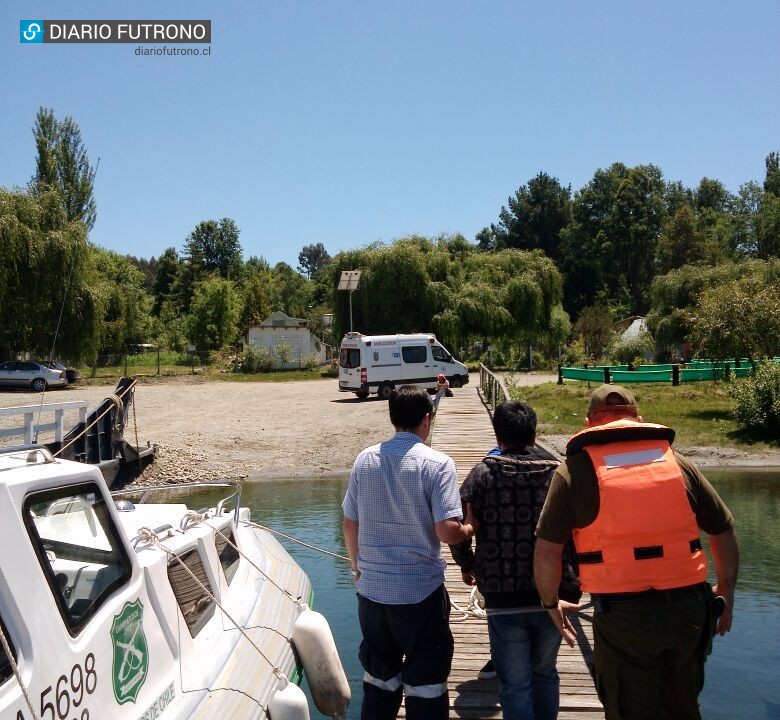 Carabineros de Futrono trasladó de urgencia a paciente de Isla Huapi