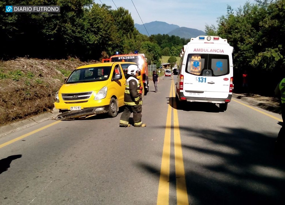 Conductora de furgón escolar y 4 menores lesionadas tras accidente en Futrono