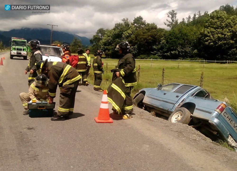 Tres adultos y un menor resultaron lesionados en accidente en la cordillera de Futrono