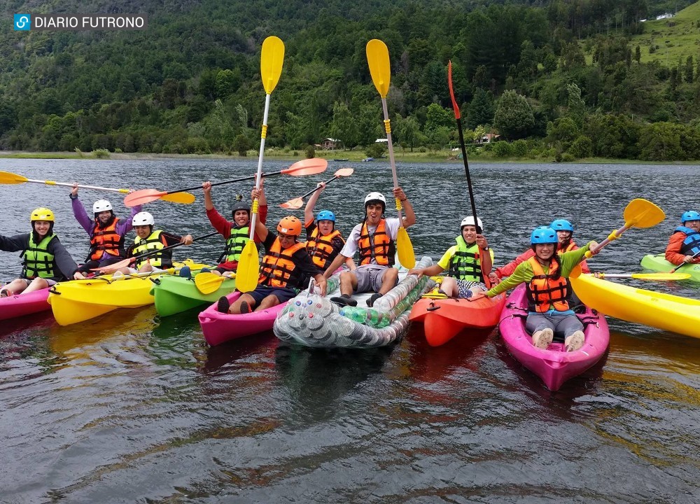 Increíble bajada del río Calcurrupe en kayak confeccionado con botellas plásticas 
