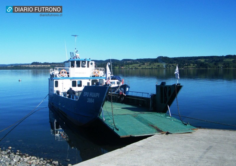 Conoce los horarios y tarifas de la barcaza que conecta Futrono con Isla Huapi