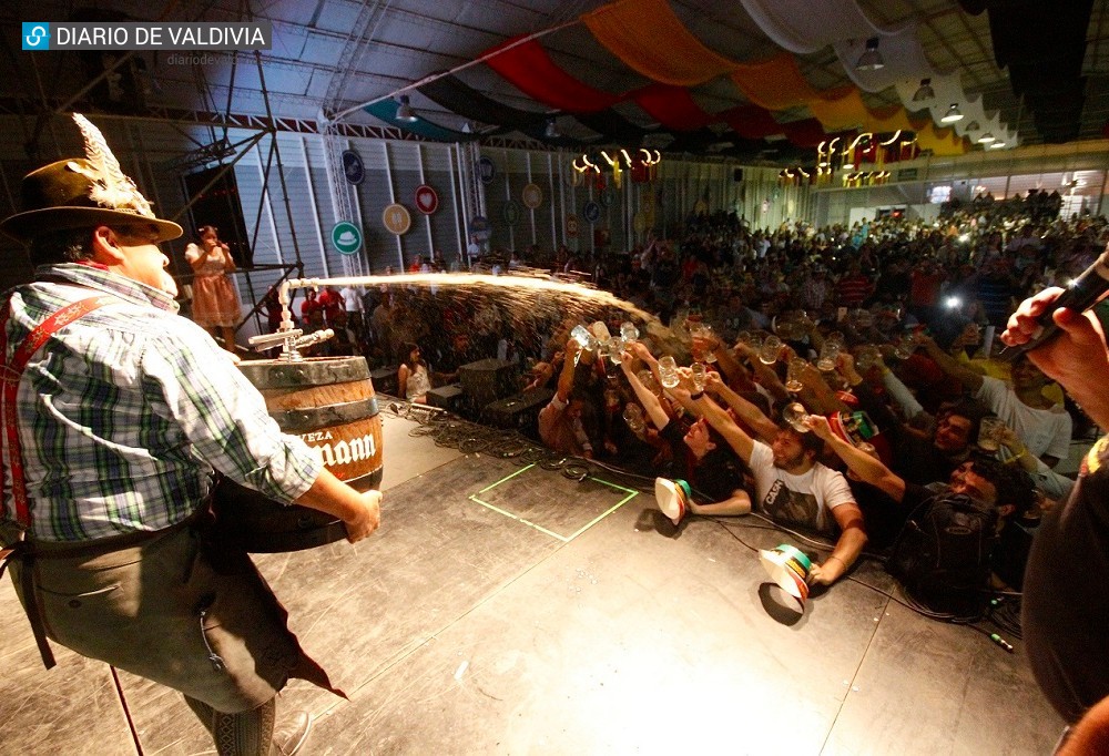 20 mil litros de cerveza y gigantesca carpa para celebrar los 15 años del Bierfest Valdivia