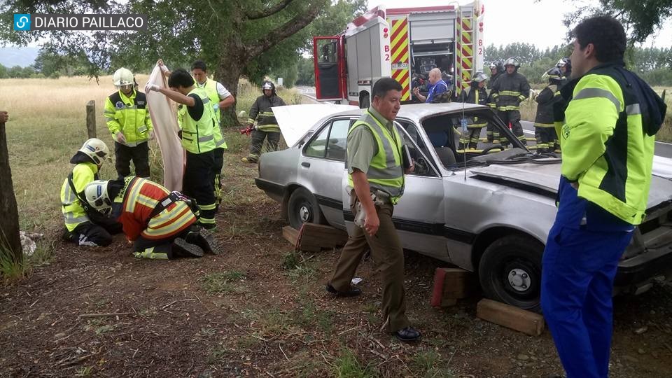Automóvil chocó con un árbol en ruta Futrono - Reumén