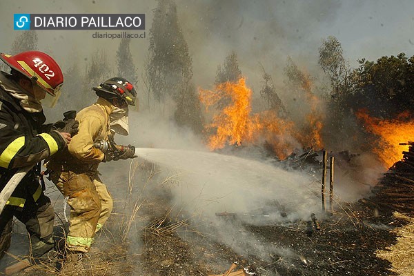 PAILLLACO APOYA A BOMBEROS: Se necesita agua embotellada, barras de cereal y bebidas isotónicas