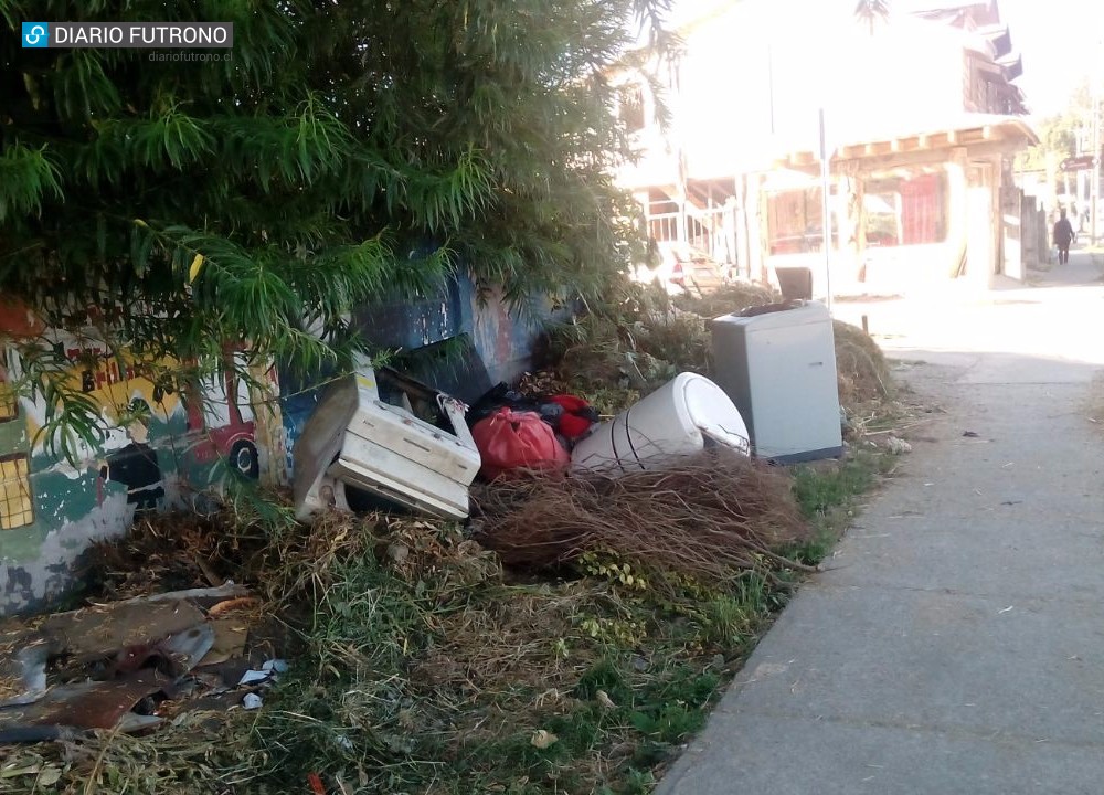 Vecinos reclaman que esquina de Los Castaños se transformó en un microbasural