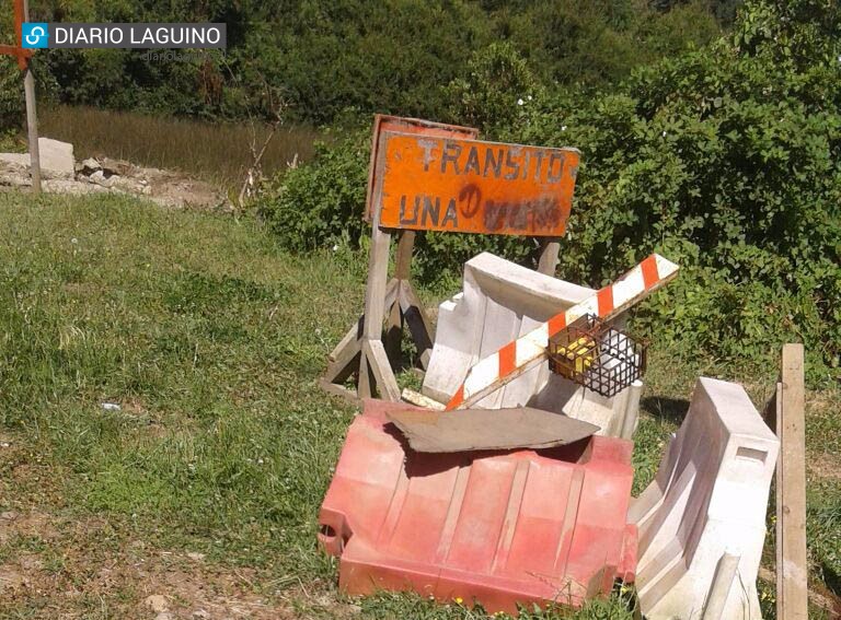 Los Lagos: Vecinos de villa Collilelfu denuncian contaminación en el humedal del sector