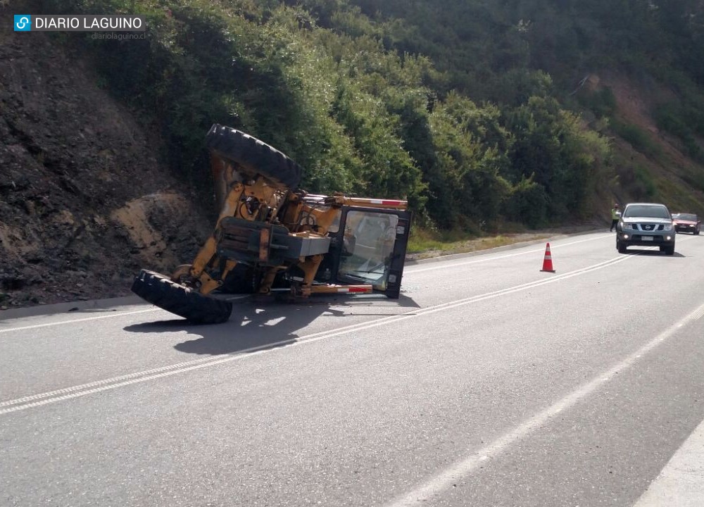 Motoniveladora se volcó en el sector de Huellelhue