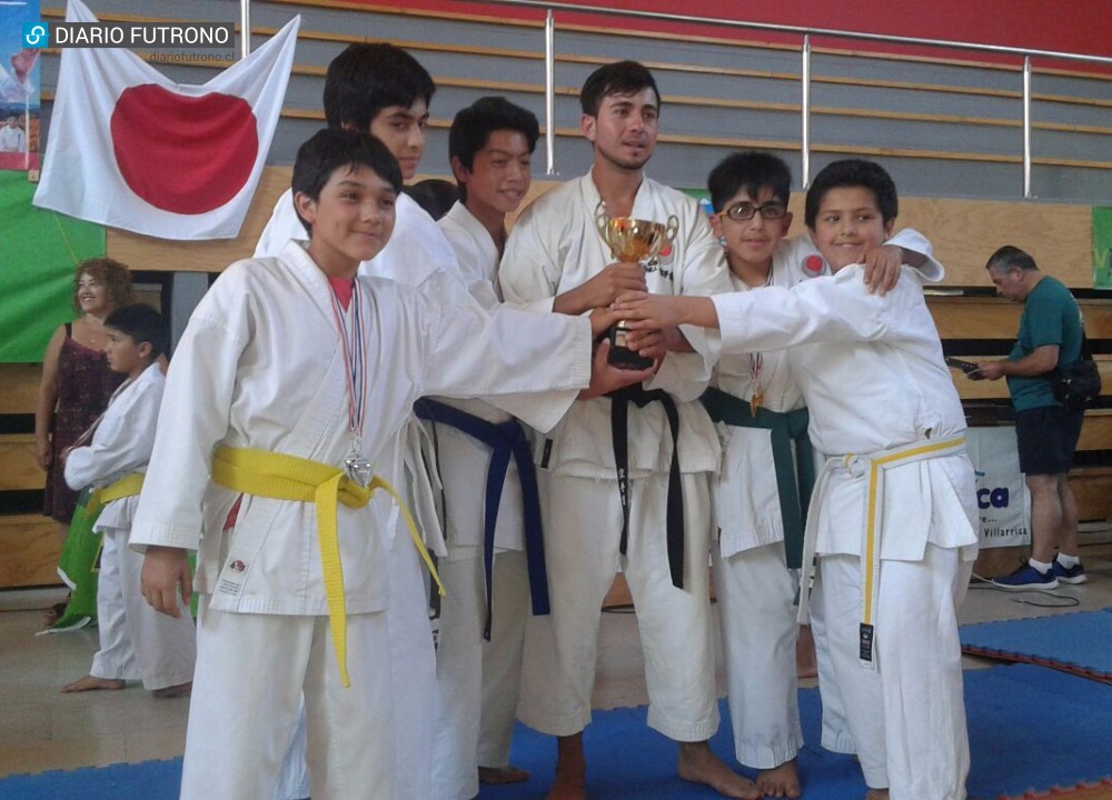Karatecas de Futrono obtuvieron 12 medallas en torneo oficial de Villarrica