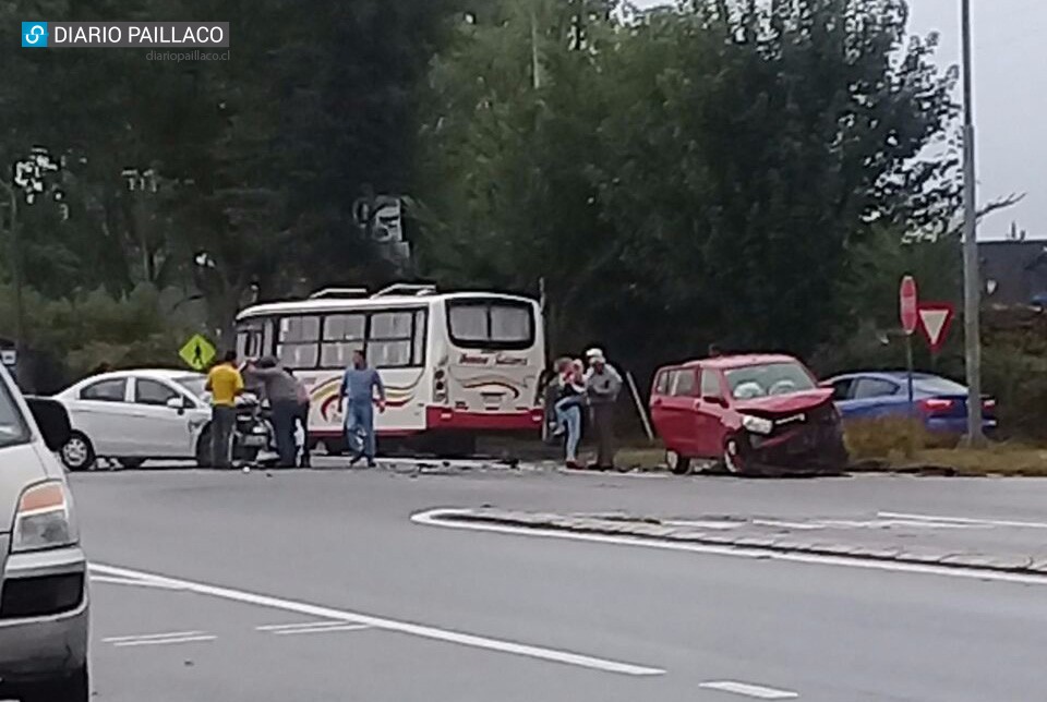 Fuerte colisión entre dos automóviles en uno de los accesos a Paillaco