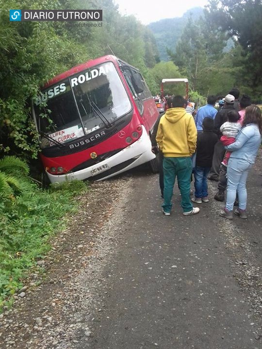 Bomberos de Llifén rescató bus que cayó a una zanja en Lago Ranco